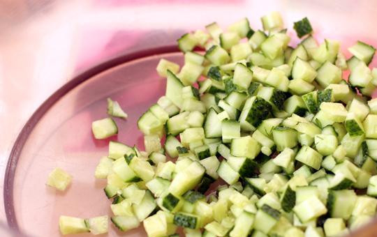 1. Этап. Окрошка на минеральной воде: Огурцы нарезаем на мелкие кубики. Если огурцы уже старые - кожицу снимаем.