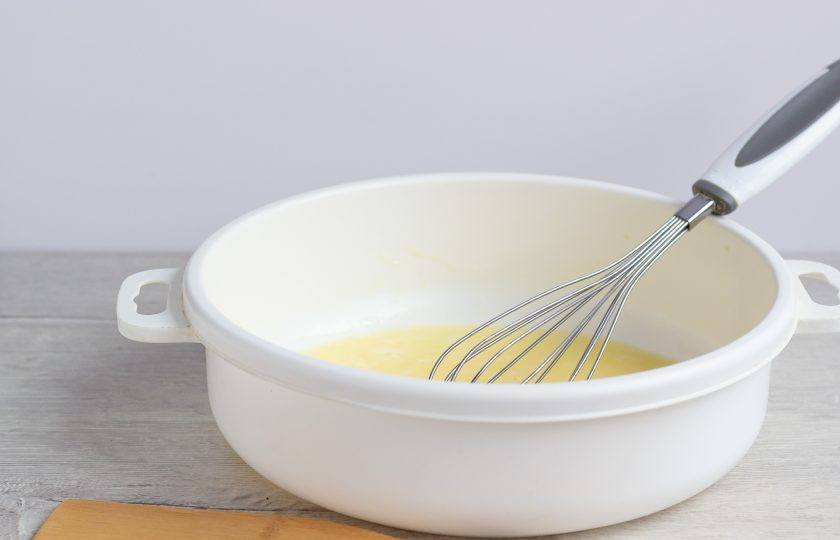 1. Этап. Ленивые хачапури с творогом: Яйца взбейте со щепоткой соли.