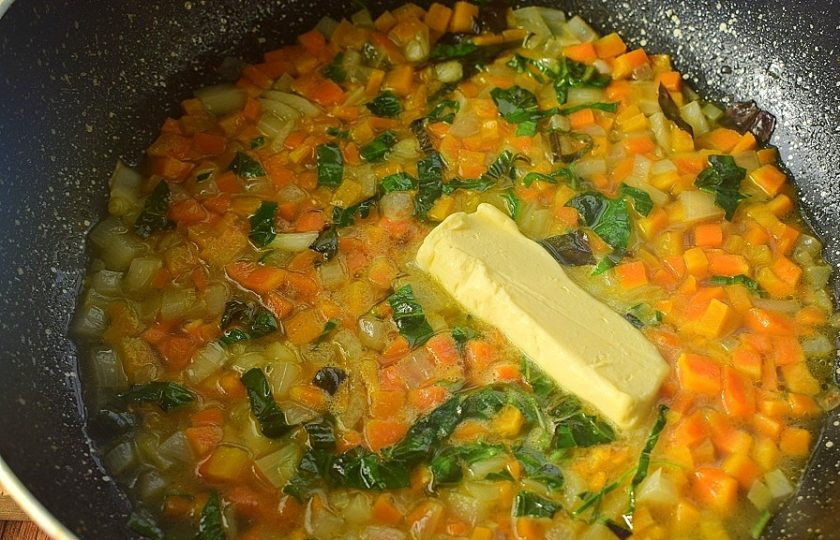 1. Этап. Куриные мини-пироги в горшочках: Влейте куриный бульон, доведите до кипения.