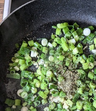 1. Этап. Быстрая сковорода с цукини и лососем: Обжарить на том же масле белую часть лука и чеснок, добавить соль, перец и тимьян.