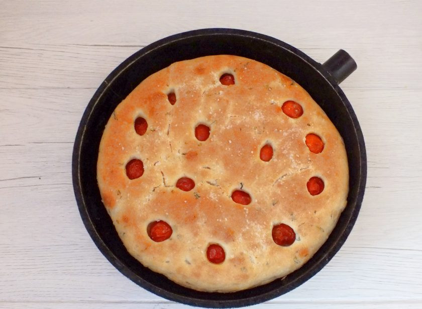 1. Этап. Фокачча в хлебопечке: Готовую фокаччу достаньте из духовки, сбрызните маслом.