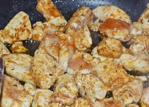 1. Этап. Салат из курицы с апельсинами: Хорошо разогреваем сковороду с маслом для жарки и обжариваем куриное мясо буквально минут 10. Затем выложим готовое мясо на бумажные полотенца, пусть остывает.