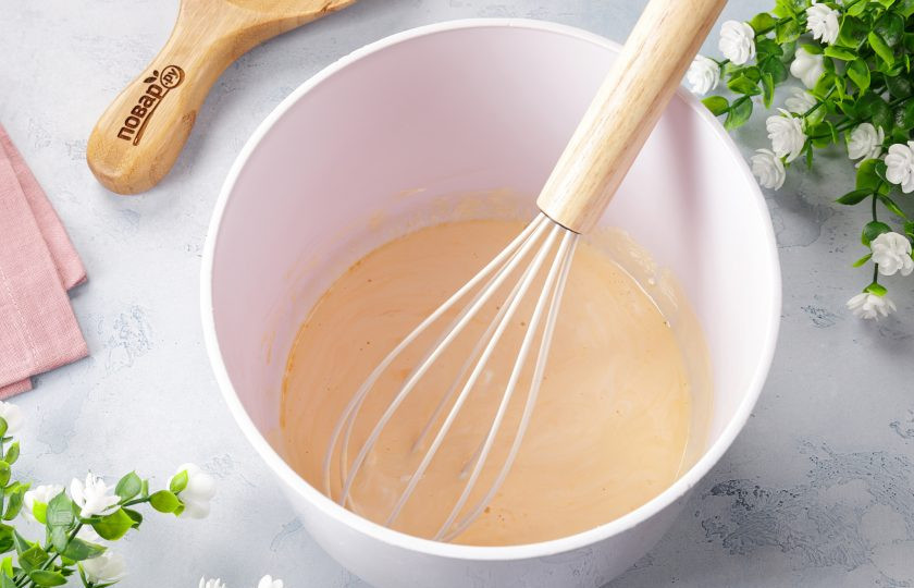 1. Этап. Коржики сахарные: Соедините сметану и желтки. Перемешайте.