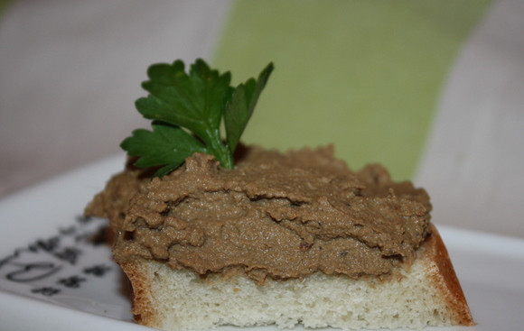 1. Этап. Печеночный паштет в мультиварке: 6. Теперь отправляем все содержимое в чашу блендера, добавляем сливочное масло и хорошенько взбиваем. Масса должна получиться однообразной. Вот и все, паштет готов к употреблению. Положите сверху веточку петрушки или соленый огурец. Приятного аппетита!