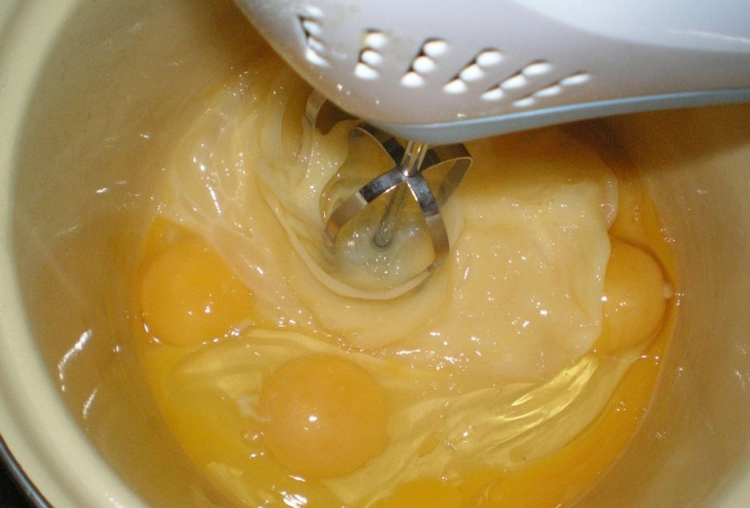 1. Этап. Шарлотка с яблоками и грушами: 3. В емкость разбейте яйца, взбивайте их миксером около трех минут.