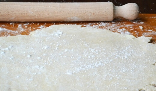 1. Этап. Мини пирожки: 1. Для приготовления теста разотрите в крошку холодное масло и муку, добавьте разрыхлитель и соль. Выложите сметану, перемешайте до однородности. Уберите тесто в холодильник на полчаса. После раскатайте на присыпанной мукой поверхности.