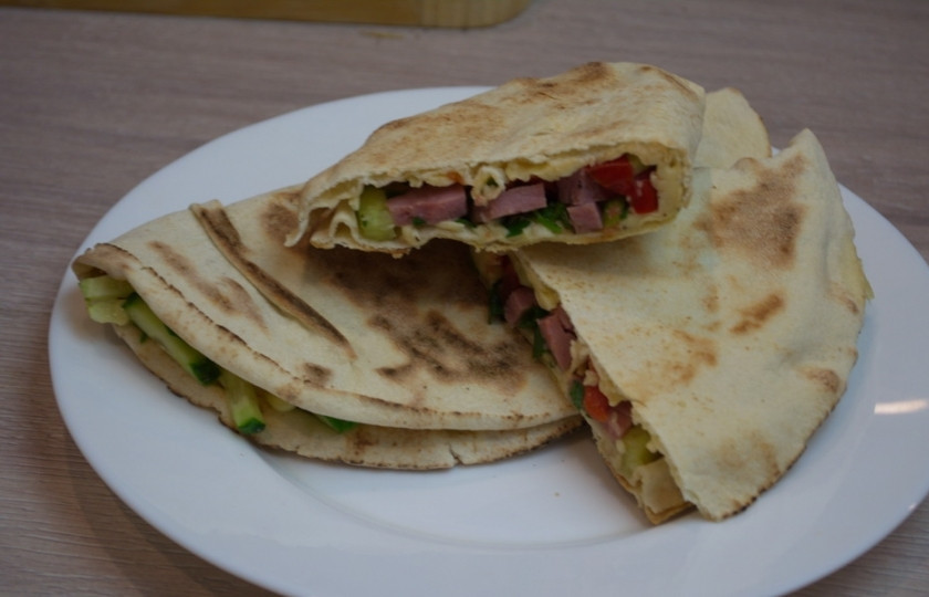 1. Этап. Кесадилья классическая: Переверните питу на вторую сторону и слегка подрумяньте. Перевернуть лепешку можно руками.