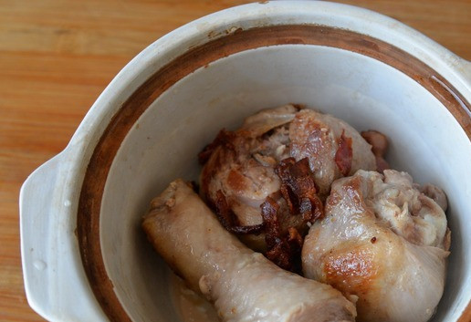 1. Этап. Кассуле с индейкой: Берём горшок, в котором будем томить кассуле, кладём в него обжаренные голени вместе с беконом.