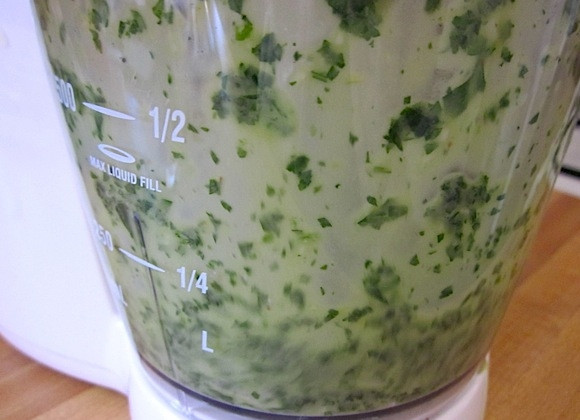 1. Этап. Белая рыба на гриле: 2. Взбейте смесь, чтобы образовалась однородная консистенция.