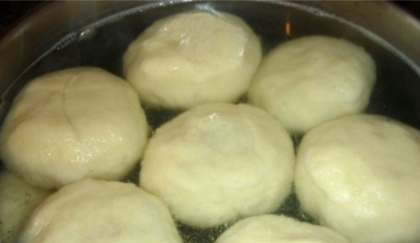 1. Этап. Галушки с фаршем: 6. Картофельные галушки варим в подсоленной воде минут 7-8.