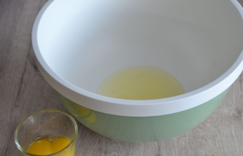 1. Этап. Безе с начинкой внутри: В чашу для взбивания отделите 2 яичных белка, желтки в этом рецепте не потребуются.