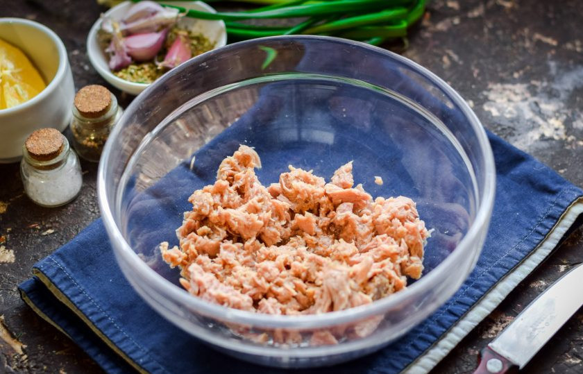 1. Этап. Паштет из тунца: Лишнее масло с тунца слейте, переложите тунец в миску.