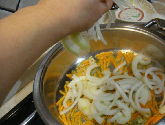 1. Этап. Баранина в сладком соусе: Затем добавьте лук.