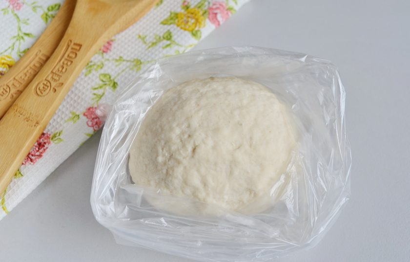 1. Этап. Шима блюдо: Хорошо вымешивайте (не менее 10 минут) тесто, чтобы оно было упругим, плотным и гладким. Готовое тесто положите в полотенце или пакет на 30-40 минут отдохнуть.