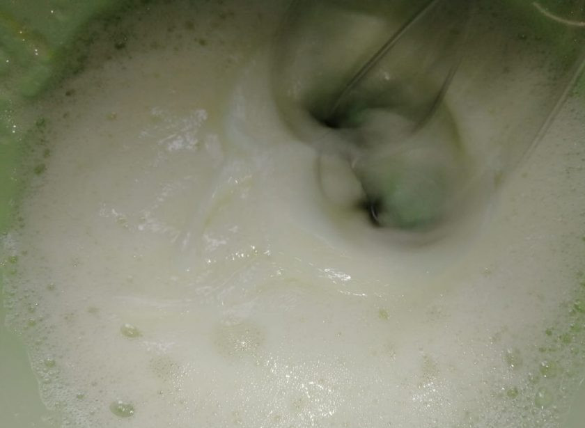 1. Этап. Кокосовое печенье Завтрашнее: Первым делом взбиваем три яичных белка со щепоткой соли.