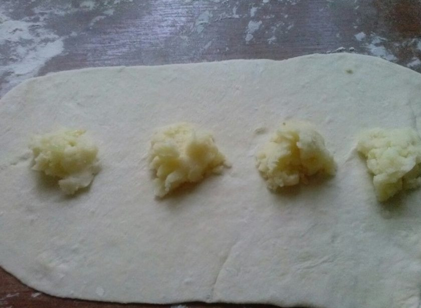 1. Этап. Вареники на ледяной воде быстрым способом: 4. В середину выкладываем начинку на расстоянии 2-3 сантиметров.