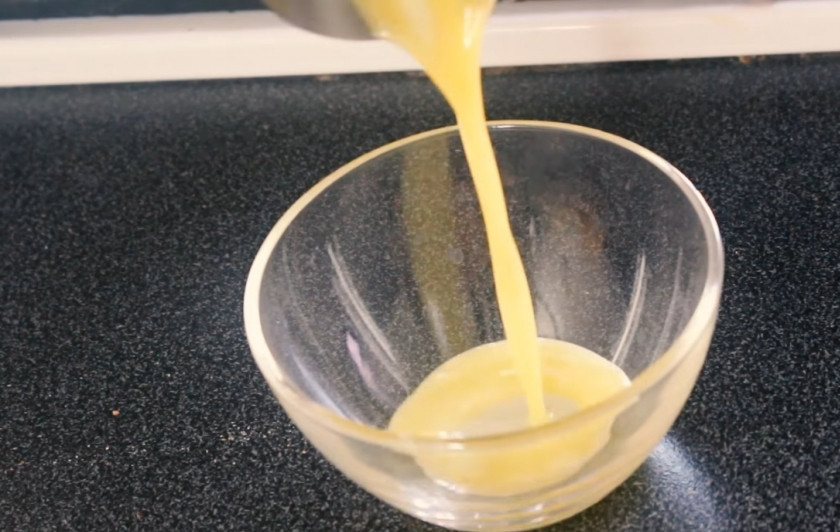 1. Этап. Закусочный хлеб с сыром и зеленью: 2. Растопите на небольшом огне или в микроволновке сливочное масло, добавьте в него зелень, хорошо перемешайте. Можете также добавить чеснок.