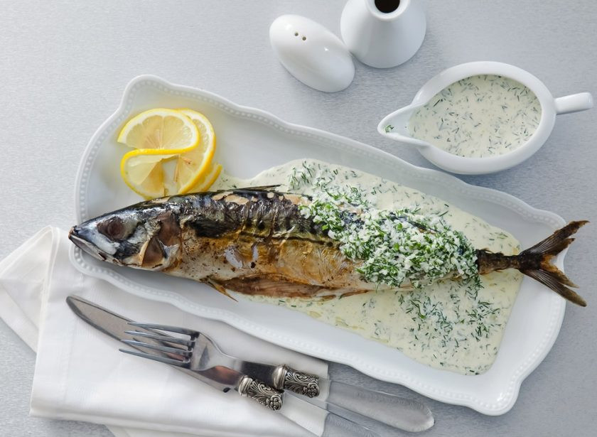 1. Этап. Скумбрия под чесночным соусом: 4. Готовую рыбку выложите на тарелку, оставьте до остывания и полейте соусом. Приятного аппетита!