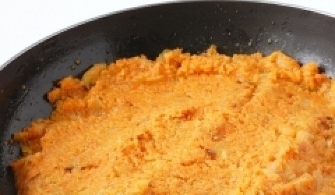 1. Этап. Морковные котлеты постные: Доливаем воду, перемешиваем и тушим минут 5-7 до загустения.