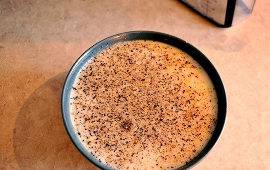 1. Этап. Картофель со свининой и сыром в духовке: 5. Сливки нужно соединить со специями и щепоткой соли. Можете добавить сушеные травы для аромата.