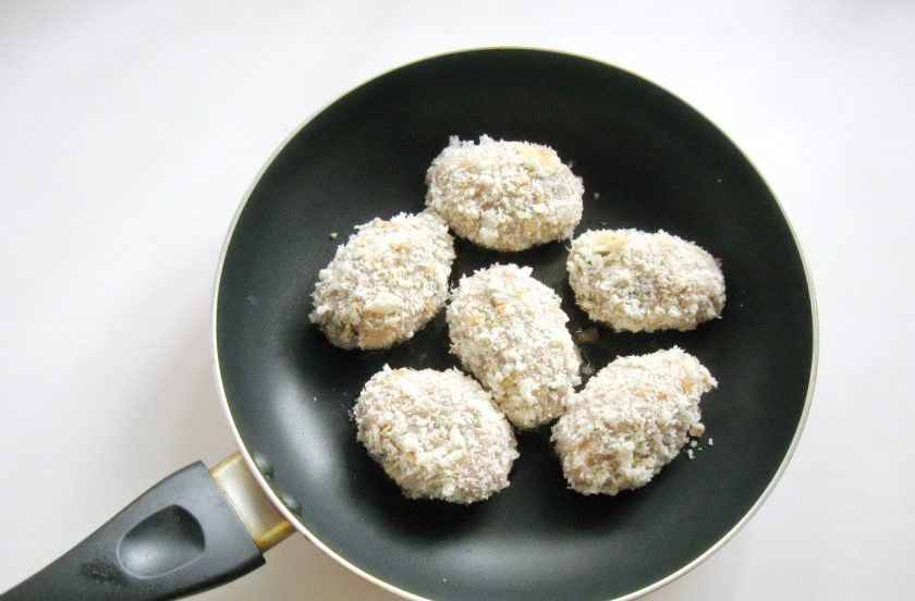 1. Этап. Котлеты из свинины с сыром и укропом: Из фарша сформируйте продолговатые котлеты и обваляйте в сухарях или хлебных крошках. Выложите в горячую сковороду с маслом.