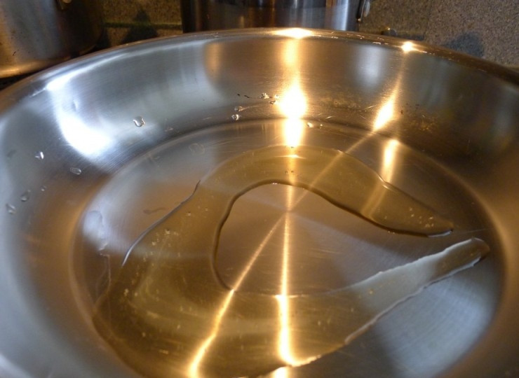 1. Этап. Сочные куриные котлеты: В сковороду наливаем растительное масло и ставим ее на огонь, ждем, пока она хорошенько нагреется.