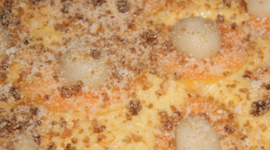 1. Этап. Абрикосовый пирог с марципаном: Коричневый сахар смешайте с крошкой печенья, посыпьте абрикосы.