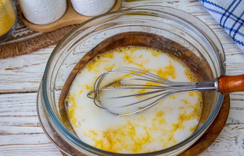 1. Этап. Кукурузный хлеб без глютена: Влейте молоко, перемешайте.