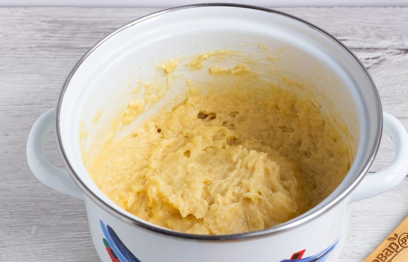 1. Этап. Печенье заварное: Дайте массе остыть до теплого состояния и введите яйца. Можно перемешать миксером.