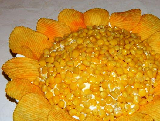 1. Этап. Салат Подсолнух с грибами: По краям блюда выложите лепестки из чипсов. Украсьте по желанию и подайте на стол.