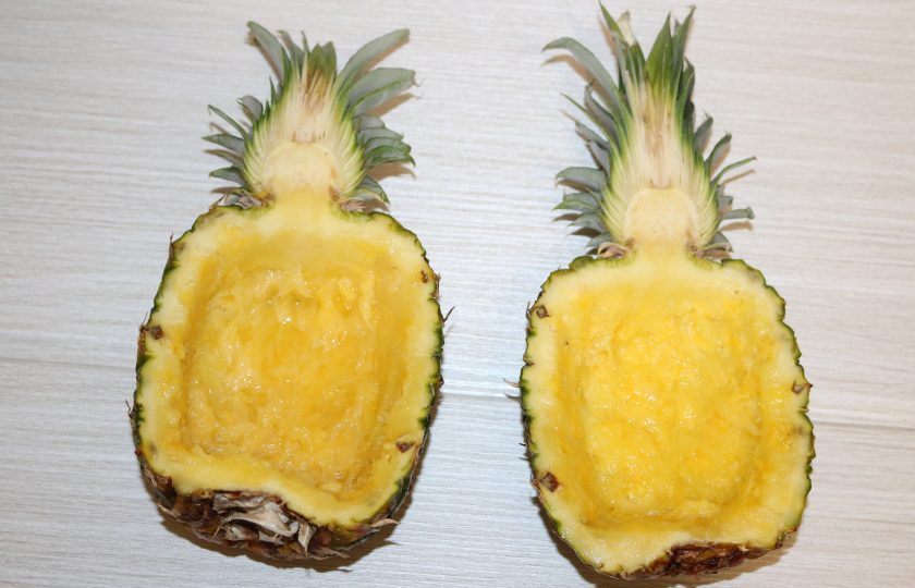 1. Этап. Фаршированные ананасы: Аккуратно достаньте сердцевину, сделайте лодочки.