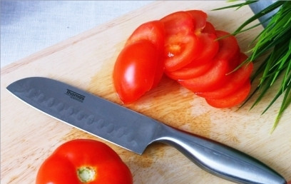 1. Этап. Эскалоп свиной в духовке: Чистые и сухие помидоры нарезаем не очень тонкими кружочками.