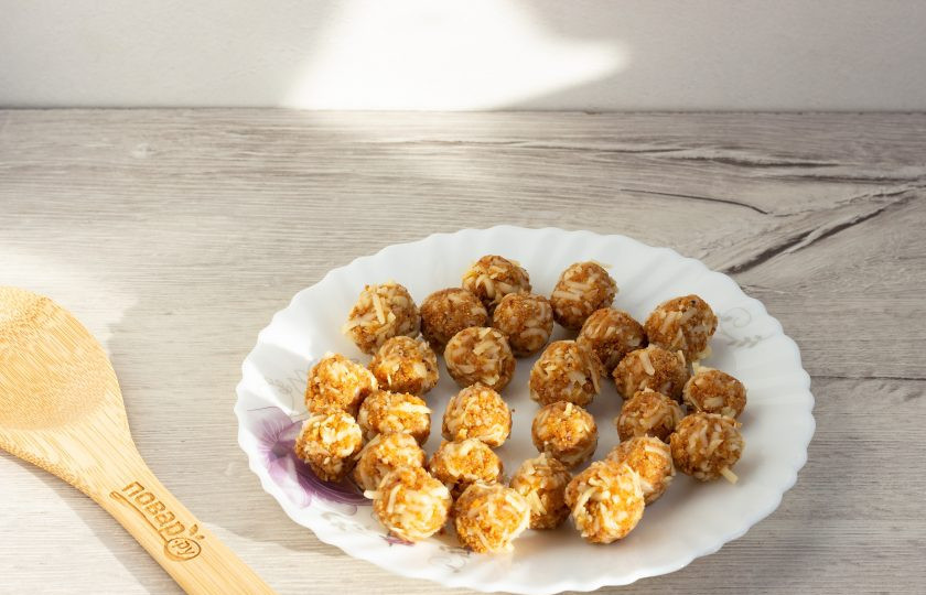 1. Этап. Куриный суп с сырными фрикадельками: Отщипывайте небольшие кусочки сырной массы и скатывайте шарики.