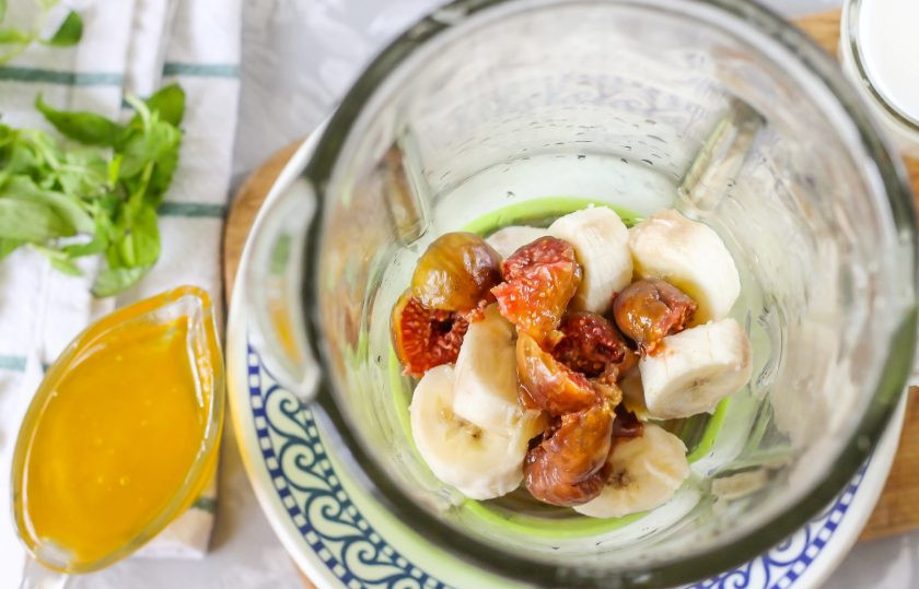 1. Этап. Смузи с молоком: Промойте спелый и сочный инжир. Срежьте с плодов хвостики и нарежьте каждый из них пополам, если плоды небольшого размера, либо на четвертинки, если инжир крупный. Высыпьте нарезку в чашу блендера.