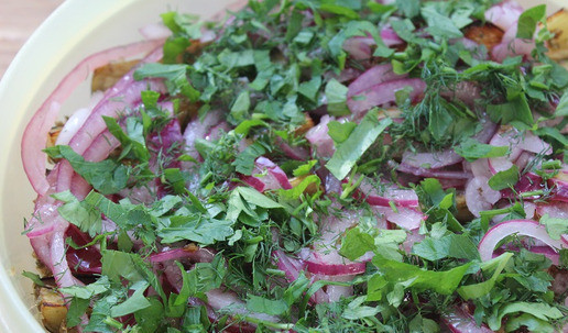 1. Этап. Баклажаны от Nigella Lawson: Достать баклажаны и выложить их в маринад - я выкладывала в два слоя, пересыпая луком, сверху полила маринадом, посыпала зеленью. Закрыть крышкой. Оставить на столе на 2 часа. Я пару раз встряхивала чашу. Посыпать еще раз зеленью перед подачей. Мне больше нравятся из холодильника, поэтому убрала на ночь в холодильник.