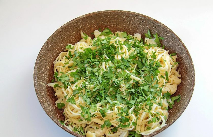 1. Этап. Паста с цветной капустой и петрушкой: 6. Обжаривайте капусту, помешивая около 3-5 минут. Затем добавьте макароны и измельченную петрушку.