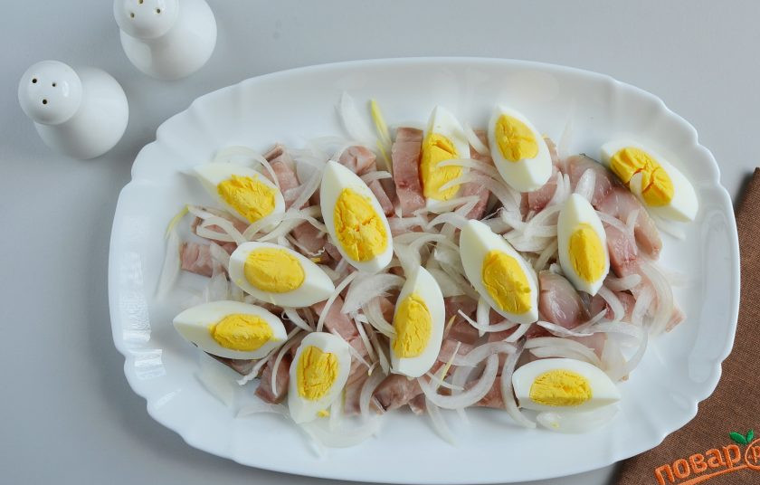 1. Этап. Салат со скумбрией: Яйца очистите от скорлупы, порежьте на 4 части, выложите в салатник.