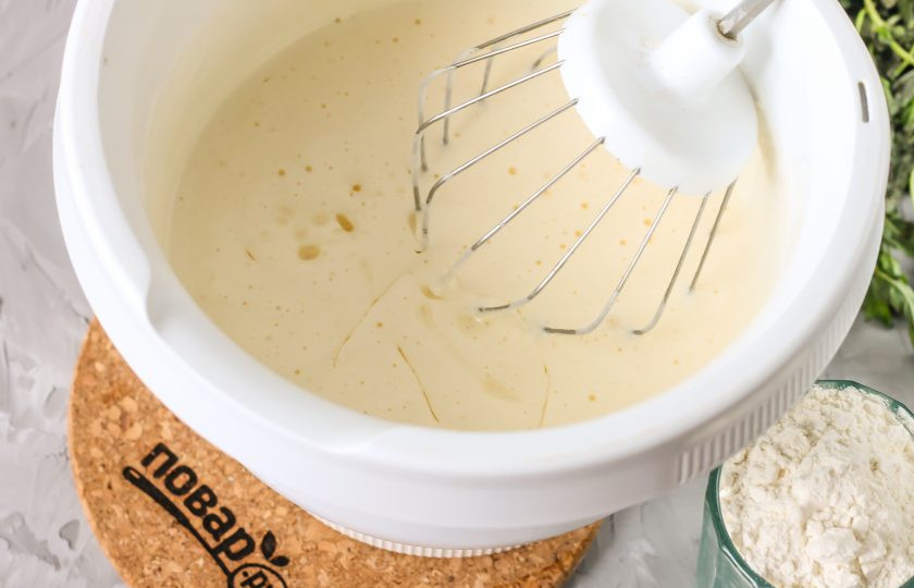 1. Этап. Торт из венских вафель: Влейте качественное растительное масло без запаха и вмешайте его в яичную массу.