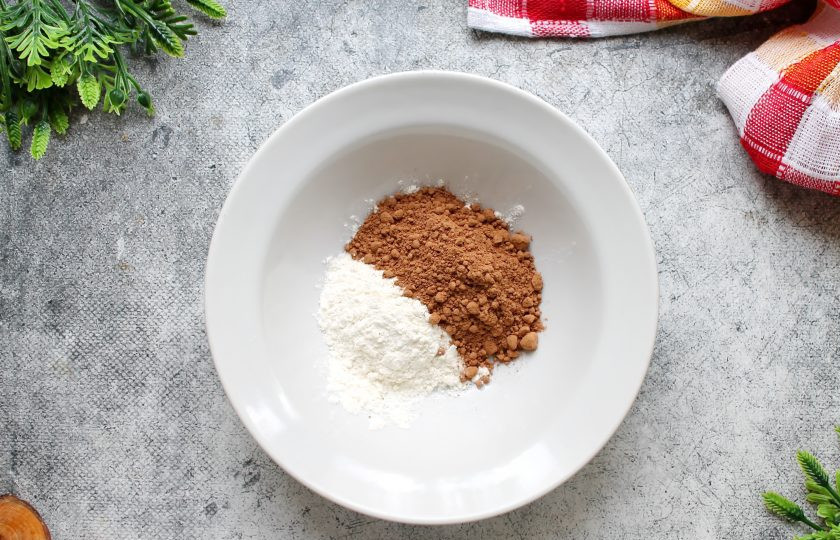 1. Этап. Шоколадные кексы из кокосовой муки: Смешайте пшеничную муку, какао порошок и разрыхлитель, просейте через мелкое сито.