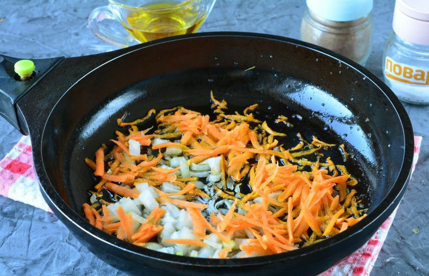 1. Этап. Перловка с куриной печенью: Влейте масло в сковороду, обжаривайте лук с морковкой пару минут.