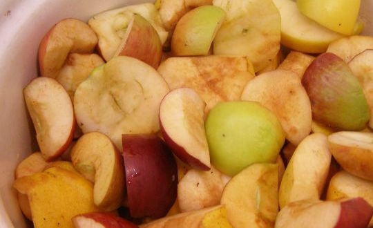 1. Этап. Индейка с фруктами: Помойте айву и яблоки. Очистите их от семян и плодоножек. Нарежьте.