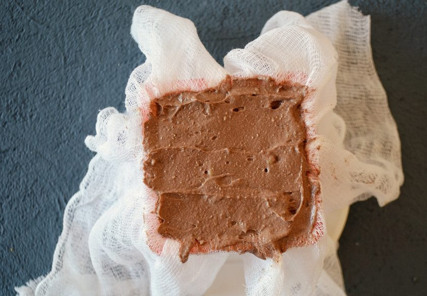 1. Этап. Пасха без творога: Проложите форму для пасхи марлей, затем плотно утрамбуйте соевую массу.