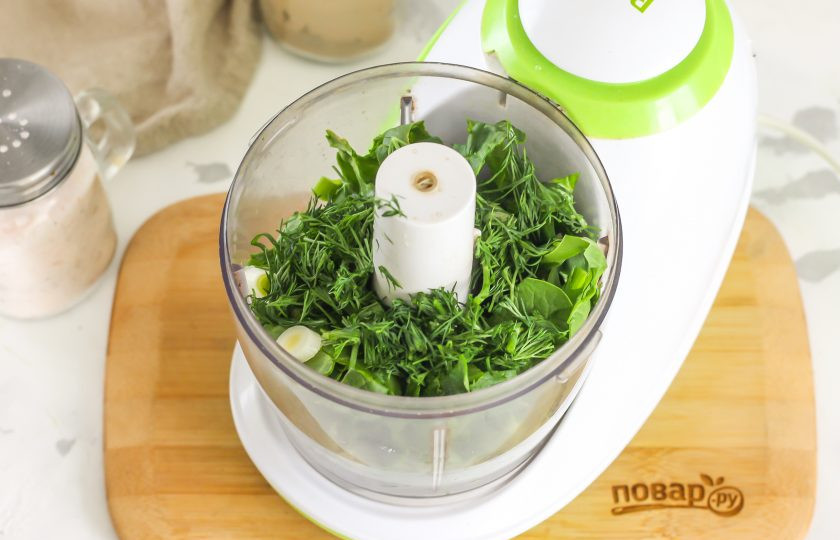 1. Этап. Соус к жареным пельменям: Промойте укроп и измельчите, добавьте в чашу. По желанию можете дополнить список зелени черемшой, зеленым чесноком, петрушкой, сельдереем и т.д.