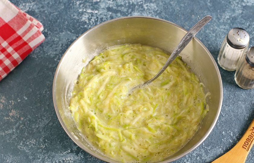 1. Этап. Торт из цукини: Хорошо перемешайте.