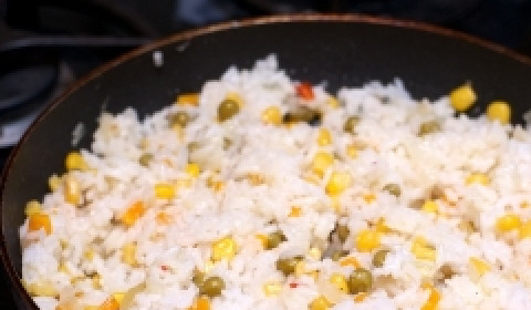 1. Этап. Рагу с овощами и рисом: Держите рагу на сковороде ещё минут пять.