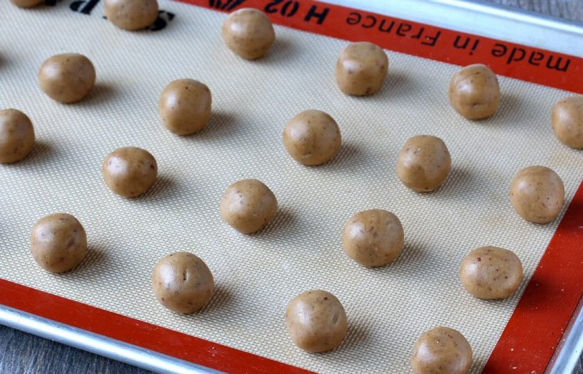 1. Этап. Вкусные пряники: 10. Выложите шарики на противень и отправьте их в разогретый до 175 градусов духовой шкаф на 15 минут.