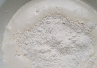 1. Этап. Шарлотка с лимоном: Подсыпаем просеянную муку и продолжаем взбивать. Тесто должно получиться однородным и без комочков. Добавим коньяк и еще раз тщательно взобьем.