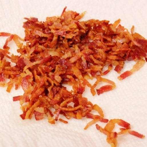 1. Этап. Картофельный суп-пюре: 2. Обжаренный бекон выложите на бумажное полотенце, чтобы избавиться от лишнего жира.