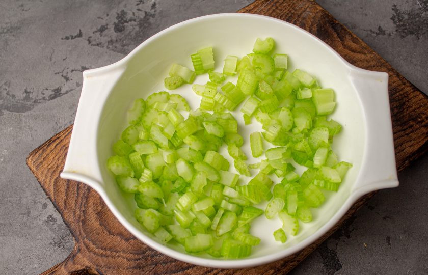 1. Этап. Салат с тунцом, сельдереем и авокадо: Стебли сельдерея промойте, обсушите. Нарежьте мелкими кусочками. Выложите в салатник.