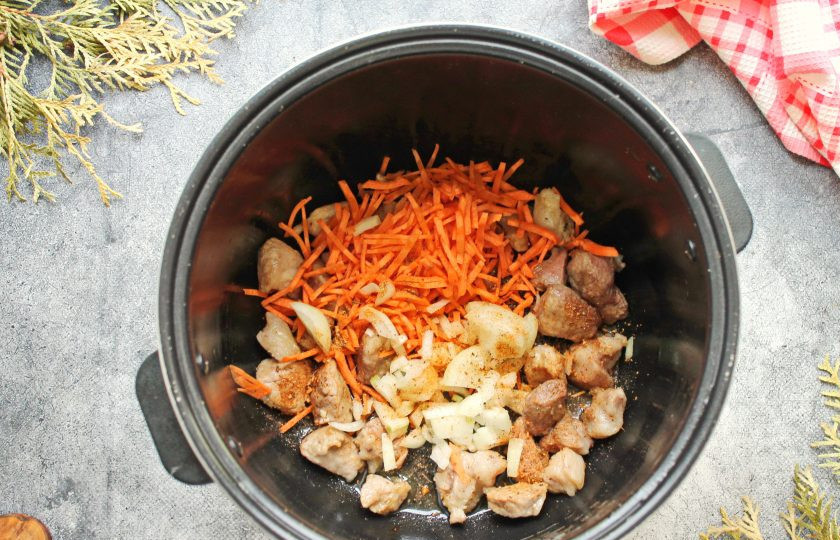 1. Этап. Печень со свининой в мультиварке: Репчатый лук порежьте кубиком, морковь тонкой соломкой и добавьте к мясу. Готовьте в режиме 